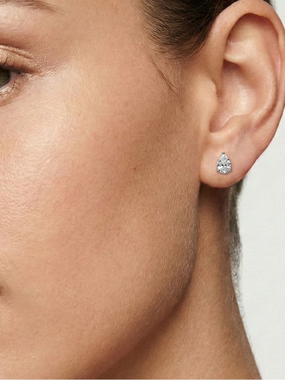 18k 0.75ct  Pear Cut Studs - Picture 10 of 13